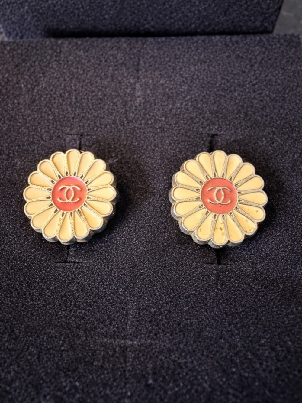 CHANEL Vintage Daisy CC Clip-On Earrings 🌼✨ | Rare Enamel Floral